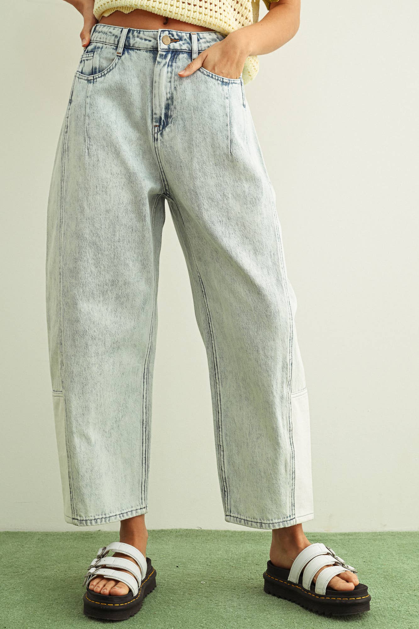 Women’s barrel jeans, boutique in Fayetteville, ar, jeans near me, thrift shopping Fayetteville, ar