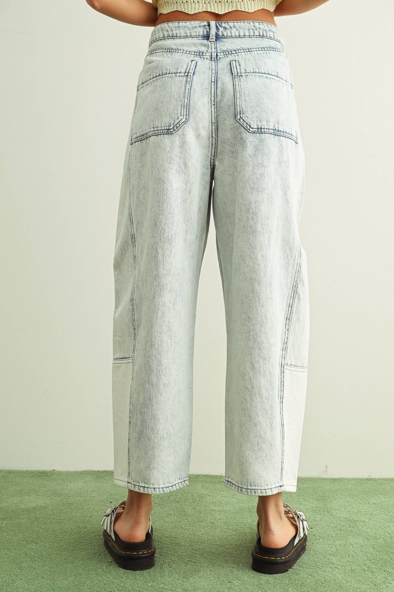 light blue barrel jeans, light blue wide leg jeans, women’s boutique jeans Fayetteville Arkansas stores
